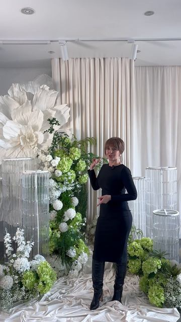 Фотозона 2. Бархатная драпировка стены и подиума, стойки с хрусталиками и большой цветок