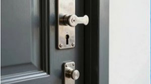 Как вставить новый замок в старые отверстия двери?