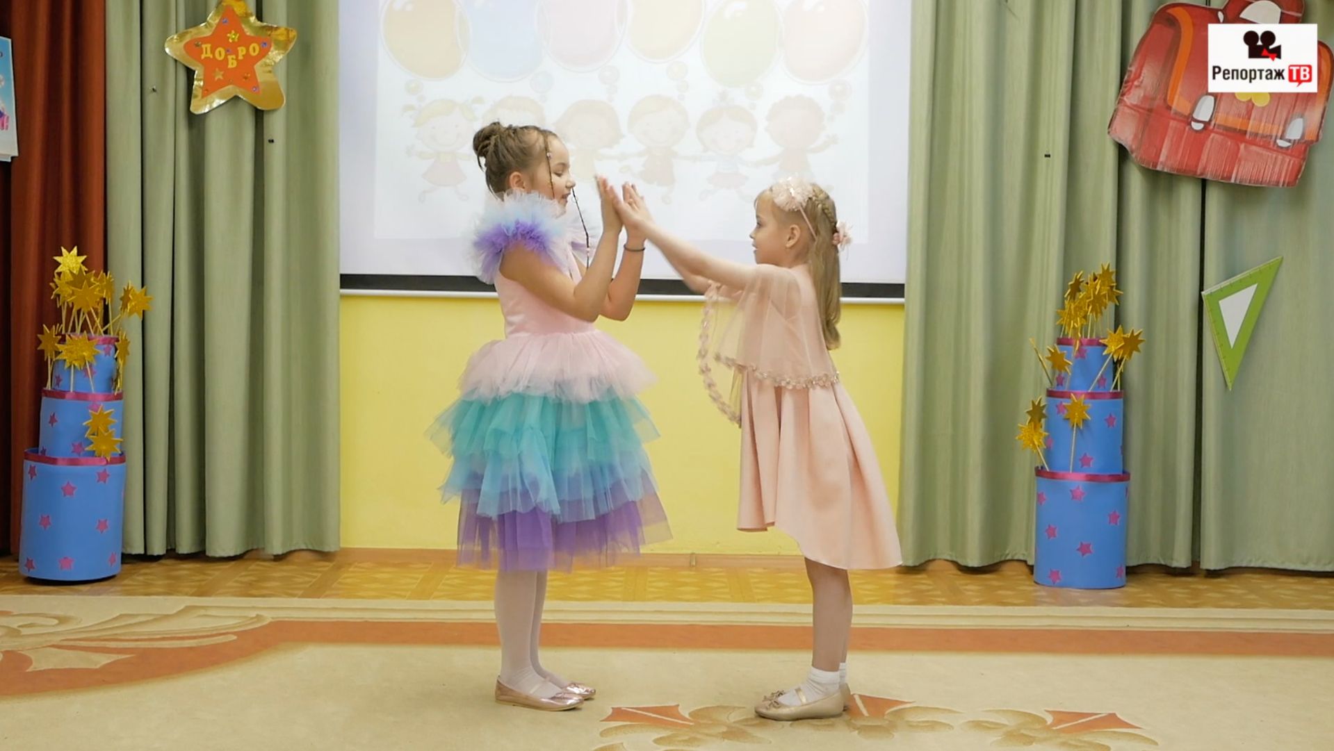 Песня и танцы Выпускниц - заказать видеосъёмку утренника - подробнее в описании