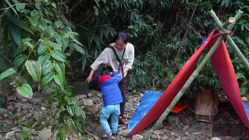 Выживание одинокой мамы. Рыбалка с ночёвкой.