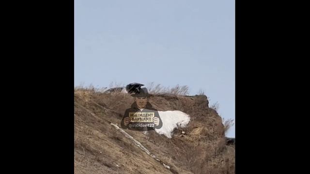 Мужчина, выбрасывающий мусор у Оби