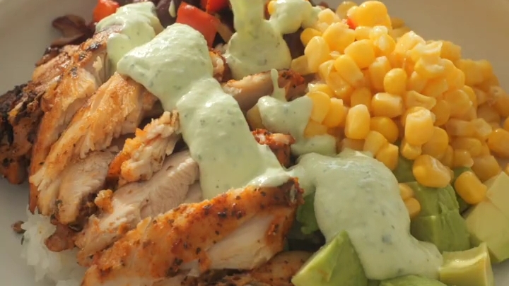 Сегодня на ужин буррито боул с курицей...