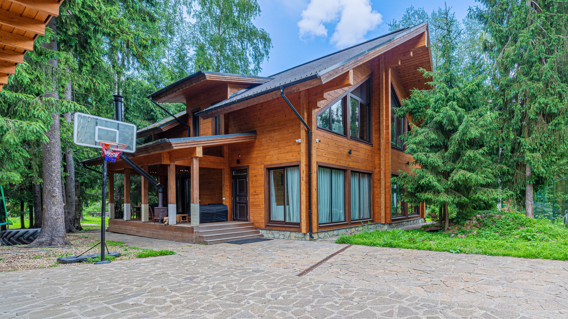 Как совместить ЭКО материалы и современный дизайн? Обзор того самого дома в лесу.