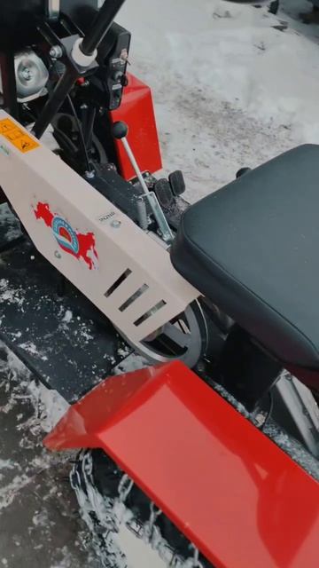 Быстрая расчистка двора и подъездных дорожек с помощью отвала Агромаш ТПК