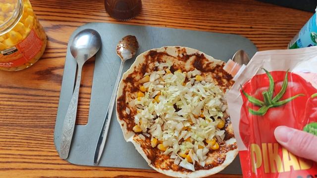 Авторская начинка в лепешке тарелка, аля пица за 5 минут... Подойдёт для веганов...