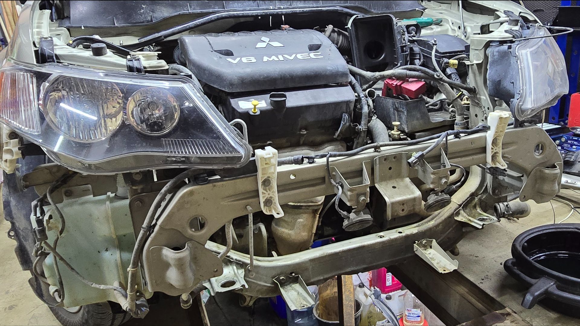 Замена термостата и кассеты радиаторов Mitsubishi Outlander 2