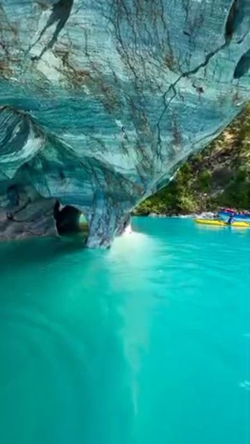 В мраморные пещеры в регионе Патагония в Чили.