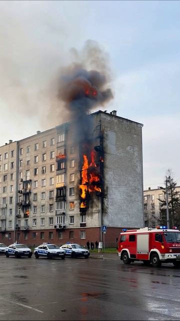 Пожар в многоквартирном доме: экстренные службы на месте пожар авария спасение