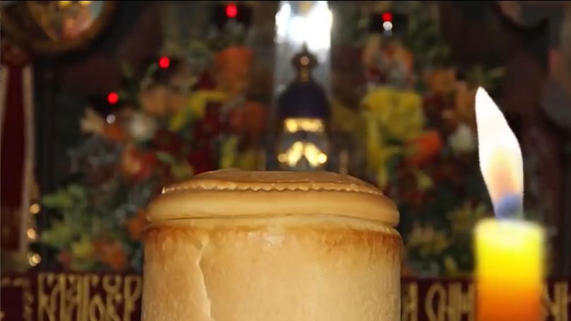 18 апреля Пасхальная суббота. Возьмите в церкви кусочек хлеба, который лечит душу и тело.