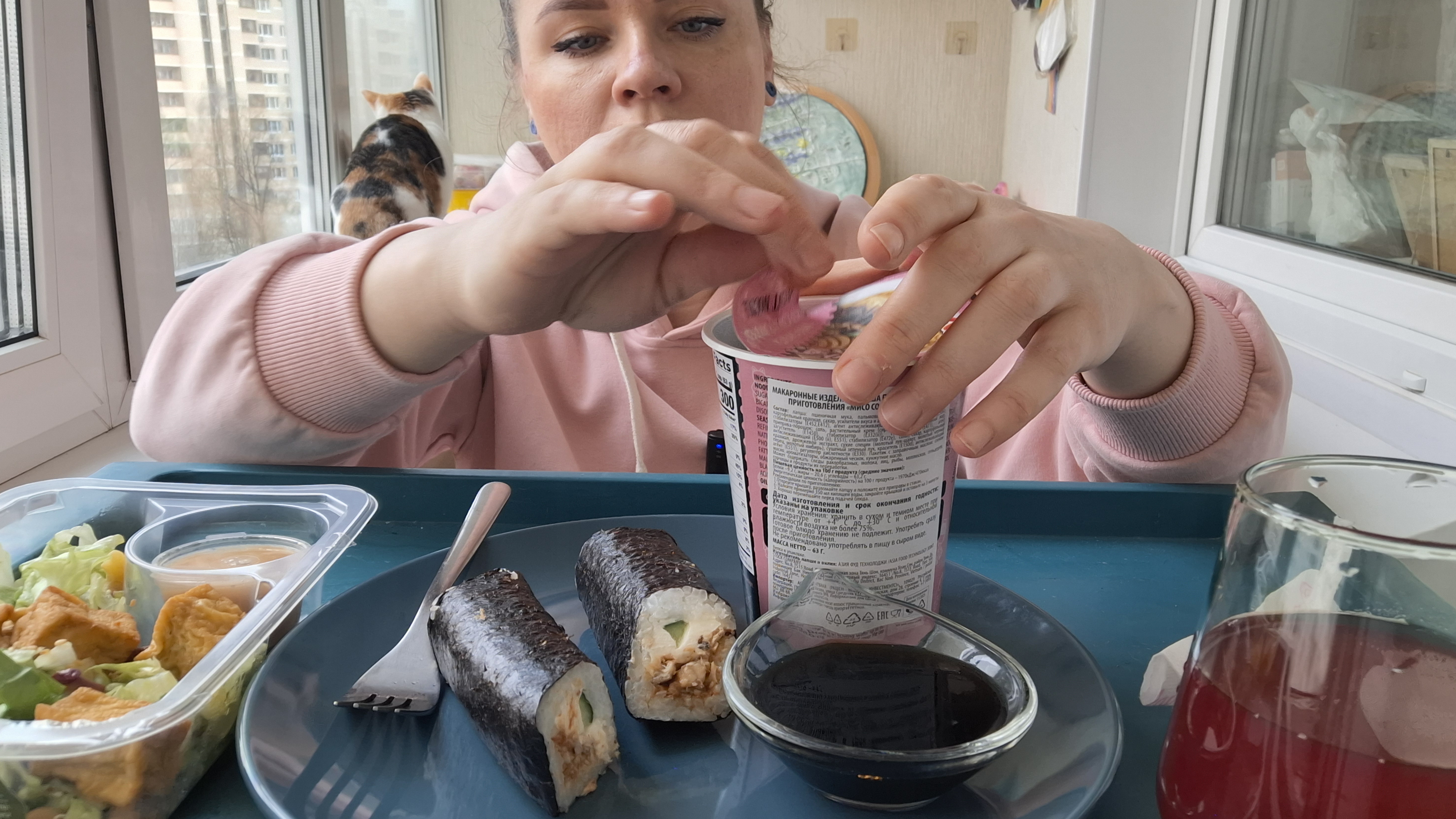 Утро балкон сегодня у меня лапша салат кобб ролл с тунцом и вкусный морс мукбанг завтрак