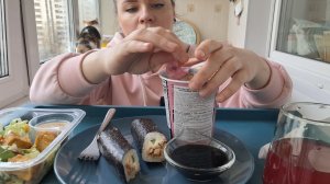 Утро, балкон, сегодня у меня лапша, салат кобб, ролл с тунцом и вкусный морс #мукбанг #завтрак