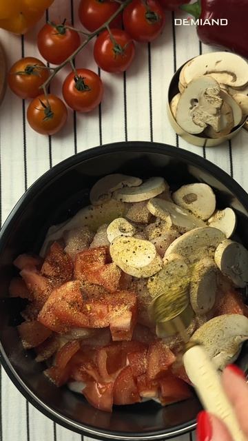 Курица с грибами и томатами в сливочно-йогуртовой заправке 🍗🍅
