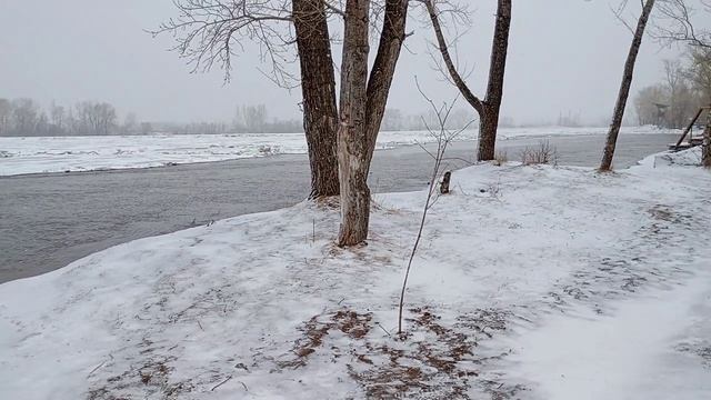 Благоустроенная набережная реки Чулым в Ачинске 16 апреля 2026 года