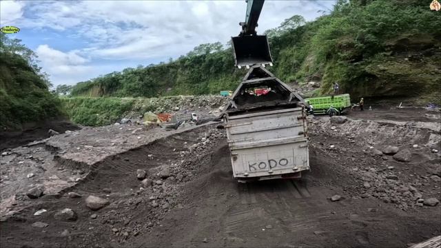 Строительство, экскаватор копает песок