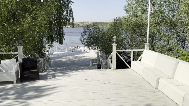 Площадка  с шатром для мероприятий на берегу Клязьминского водохранилища