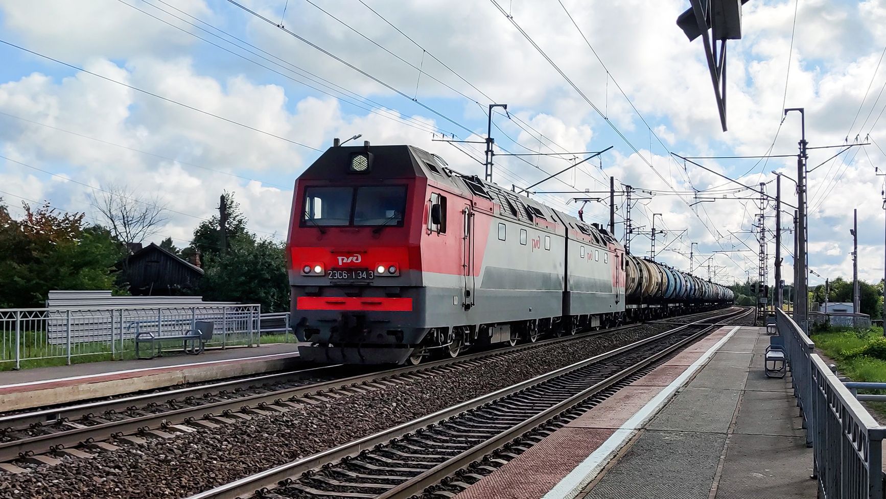 Электровоз 2ЭС6-1343 Синара с грузовым поездом