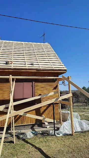 дом на Селигере подготовили крышу под металлочерепицу