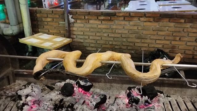 Питон на вертеле.Даже не захотелось пробовать((