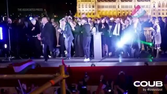 Министр здравоохранения Венгрии показал вакцину от болезней