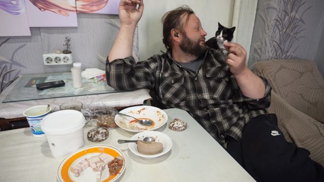 Наработался за день Показываю что мама приготовила Кушаю вкусный борщ ПОДВАЛ ИЛЬИЧА