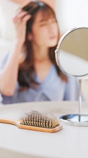 Весной волосы начинают выпадать не просто так - это не сезон а сигналы организма