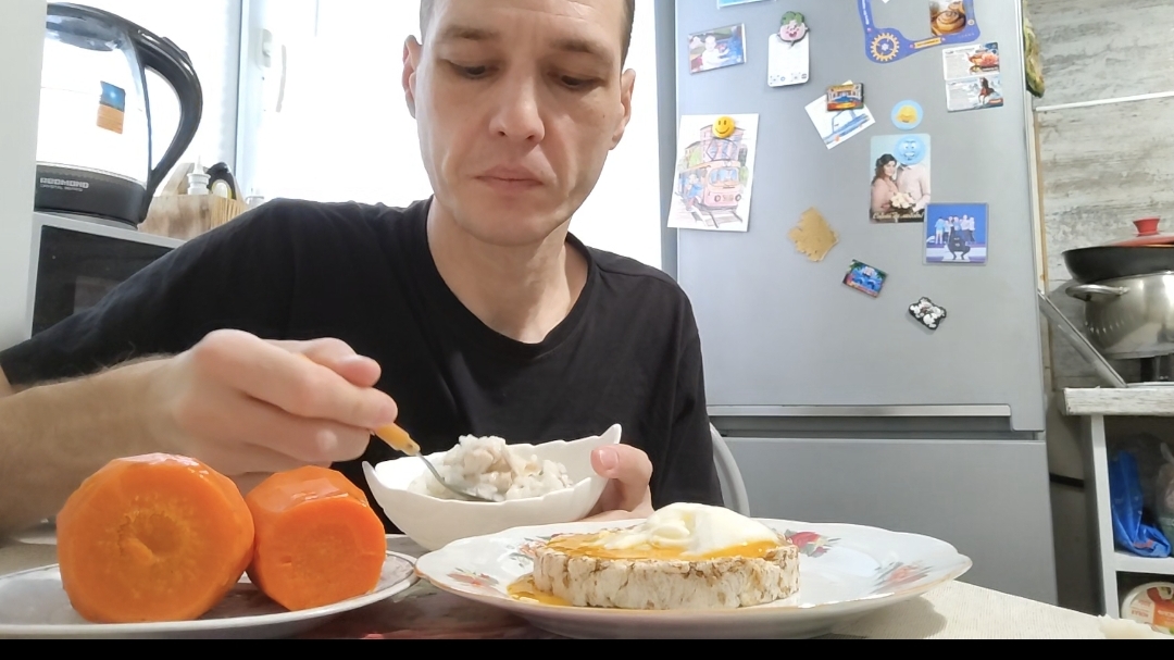 Мукбанг: рис с курицей, варёная морковь, бутерброд с яйцом.