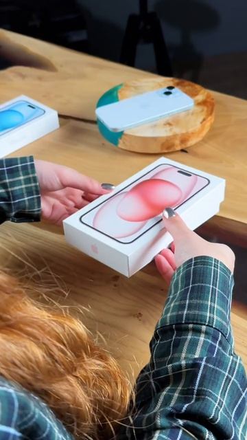 Распаковка iPhone 15 Blue и iPhone 15 Plus Pink смотреть онлайн