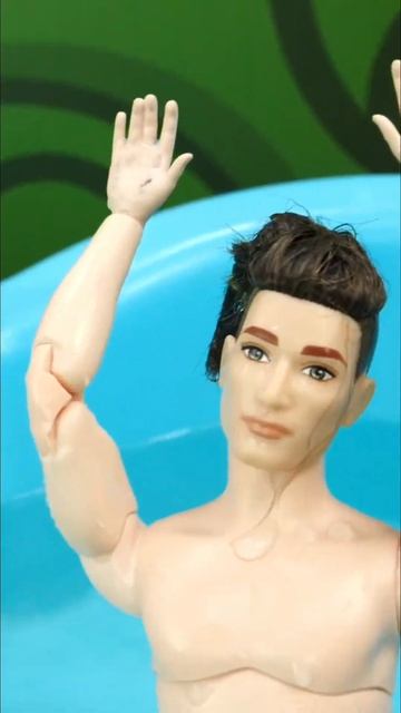 Кен столкнул Барби в бассейн  это не смешно!  длядетей куклы игрушкидлядевочек