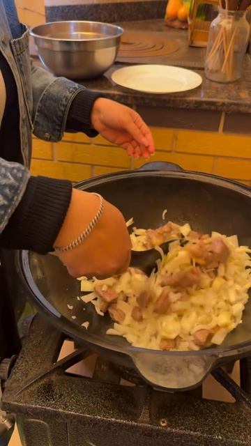 Телятина с овощами в казане.