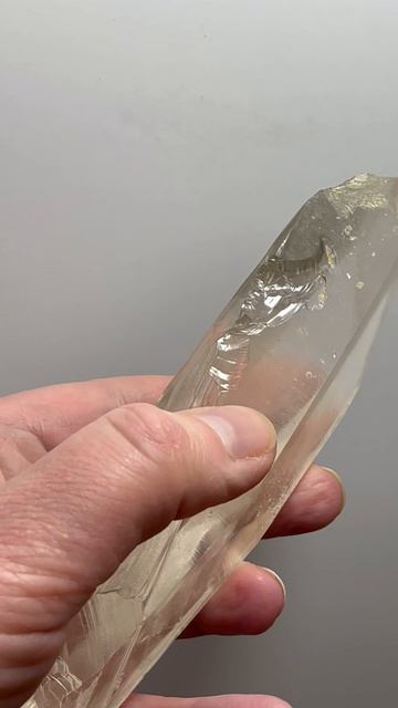 Горный хрусталь кристалл треугольники на грани вершины