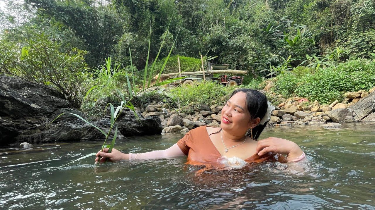 Во время заготовки и транспортировки древесины в жаркую погоду девушка окунулась в прохладную реку.