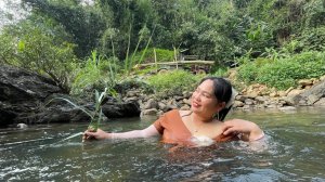 Во время заготовки и транспортировки древесины в жаркую погоду девушка окунулась в прохладную реку.