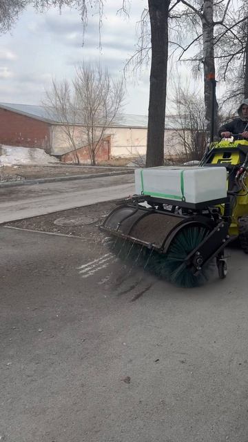 УЛИЧНАЯ ЩЕТКА ДЛЯ УБОРКИ ДОРОГИ И ТРОТУАРОВ, КОММУНАЛЬНАЯ СПЕЦТЕХНИКА МАКСТЕМ, ЧИСТЫЙ ГОРОД