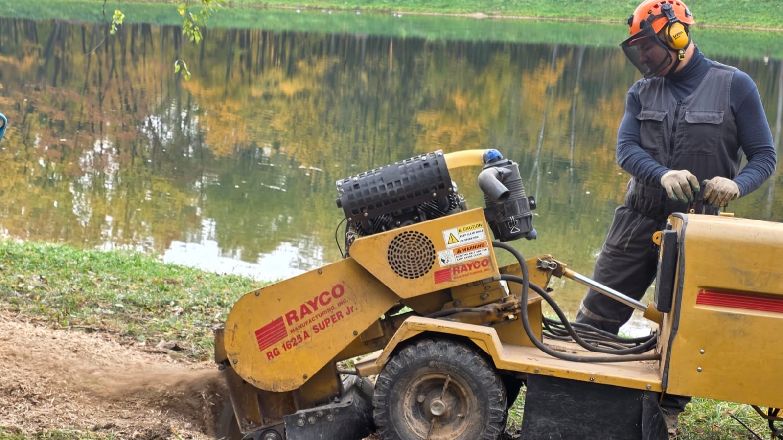 Корчевка пней в Москве летом.