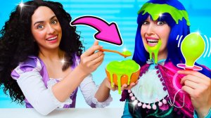 Вредные Принцессы играют в куклы и кушают кашу из слайма 🍼🥣