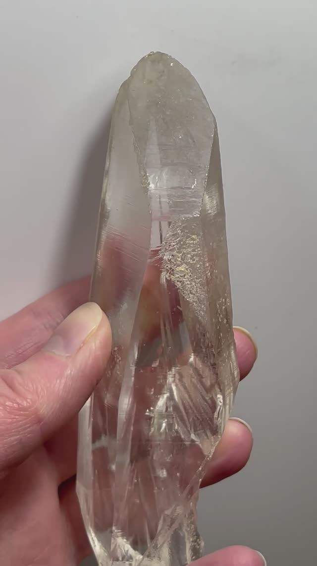 Горный хрусталь кристалл, треугольники на грани вершины