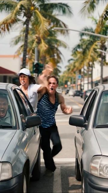 Смех за рулем: забавная встреча на улице друзья автомобили приключения