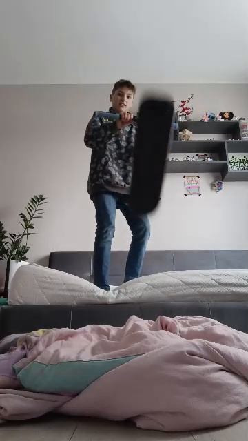 делаю
 трюки на батутном самокате