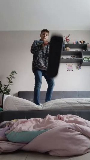 делаю
 трюки на батутном самокате