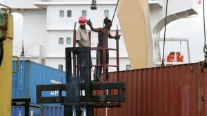 Сухопутные коридоры приняли лишь 10–15% грузов с Ормуза