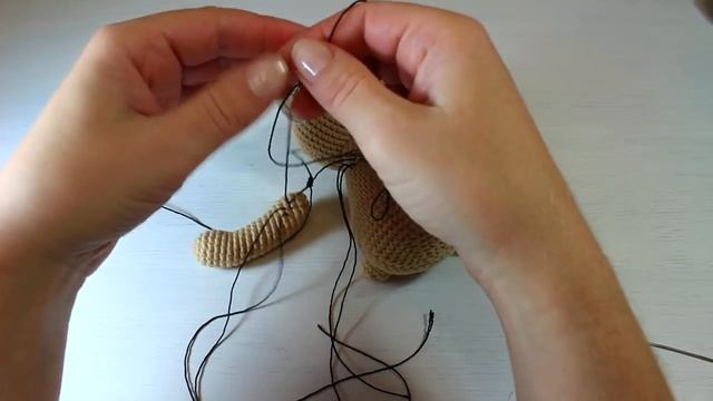 Мишка_с_пуговичным_креплением_лап_Вяжем_и_крепим_наши_лапки