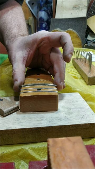 Уникальный способ установки ладов. #DEmelyanov #РемонтГитар