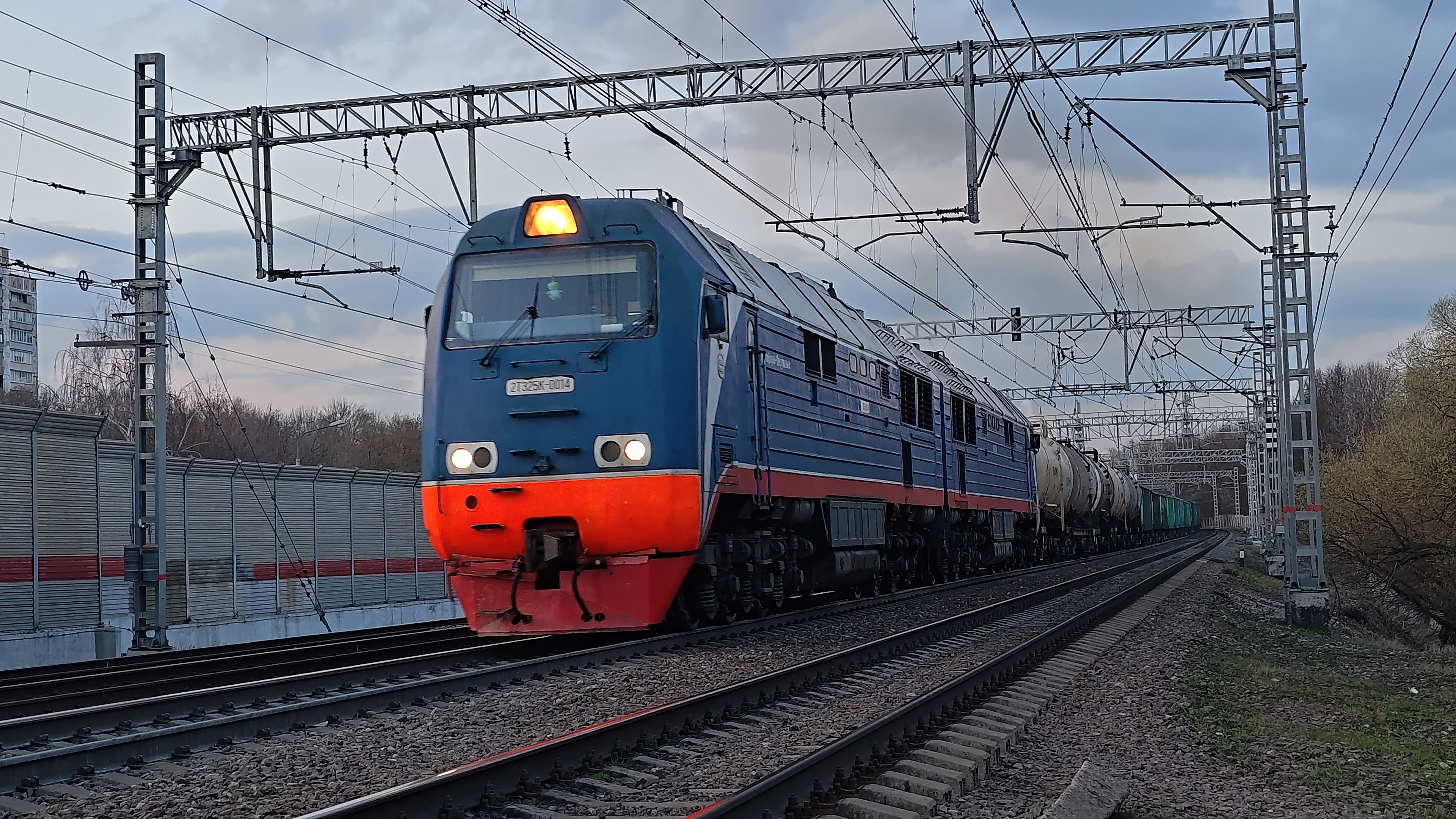 дизель даёт звук на всю округу. 2ТЭ25К-0014 с грузовым поездом, ЭП2Д-0175 и ЭП2Д-0059