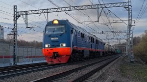 дизель даёт звук на всю округу. 2ТЭ25К-0014 с грузовым поездом, ЭП2Д-0175 и ЭП2Д-0059