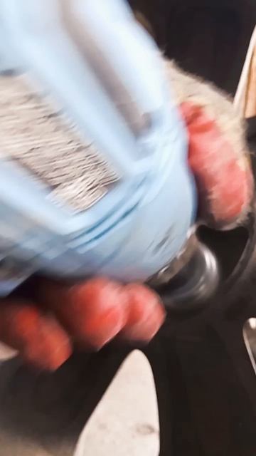 Очистка и смазка привалочных мест колес.