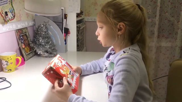 Новогодняя ёлка у нас во дворе и распаковка подарка Kinder
