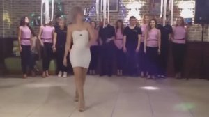 Очаровательная девушка танцует под красивую песню о любви