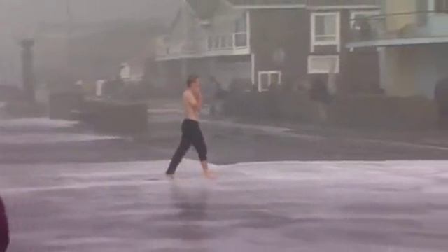 Штормовые волны сносят людей в Калифорнии США.