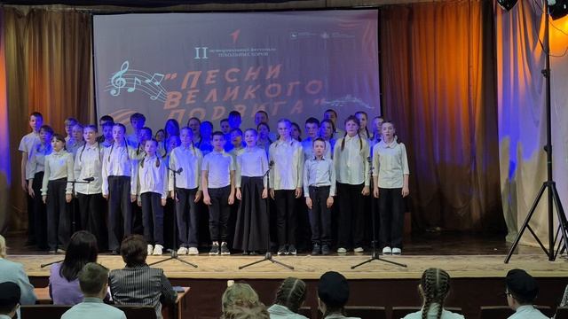 Общешкольный сводный хор Хмелевицкой СОШ.