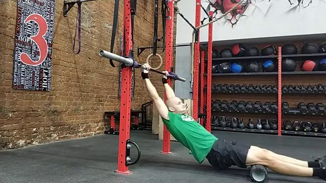 Разгибание плеч на низком турнике с роллом